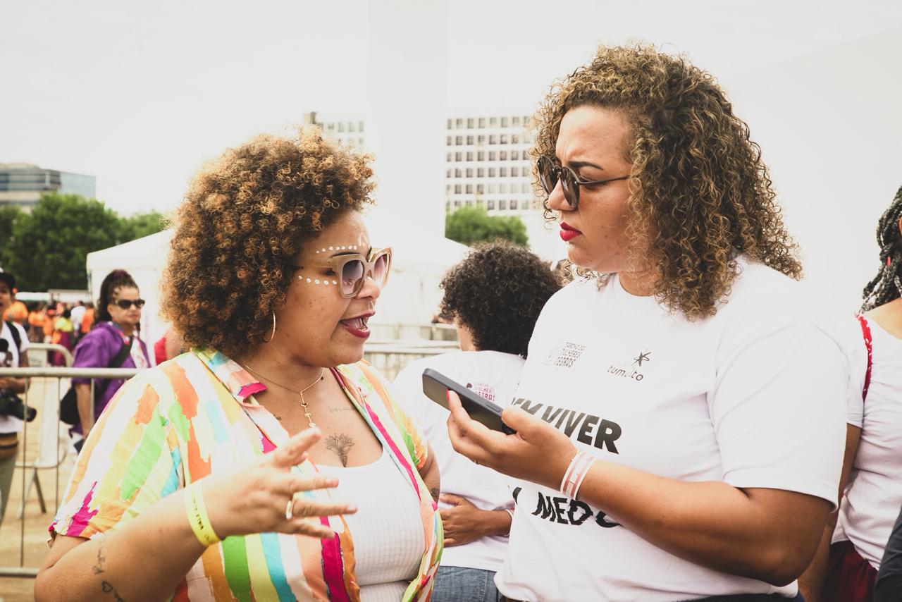 Nanda Paixão entrevista participante da Marcha 