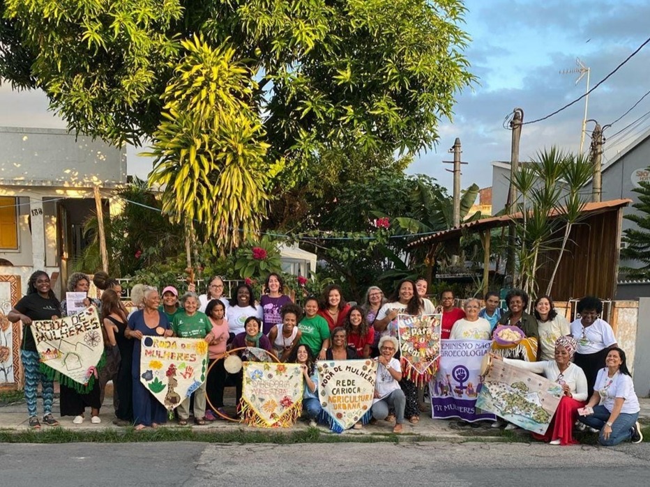 Reunião da Roda de Mulheres da RedeCAU na sede e quintal produtivo da Coletiva Mulheres de Pedra, em Pedra de Guaratiba, em 2025.
