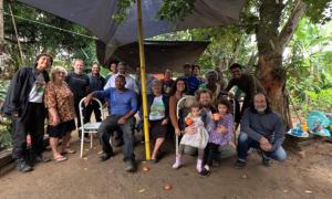 Mutirão no quintal da Dona Dalila