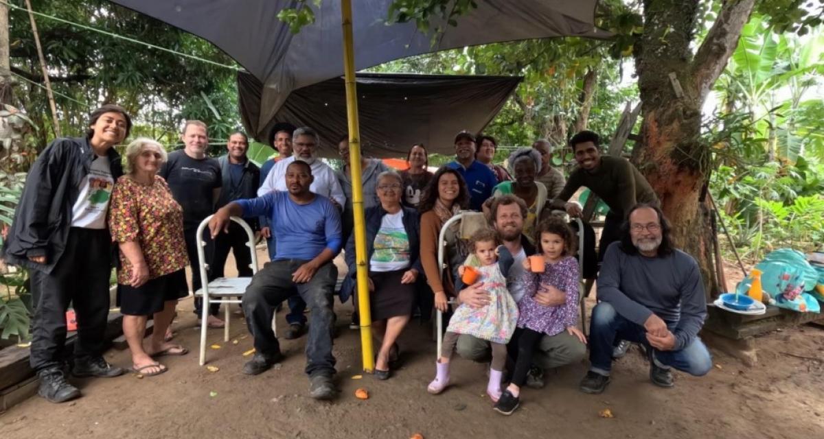 Mutirão no quintal da Dona Dalila