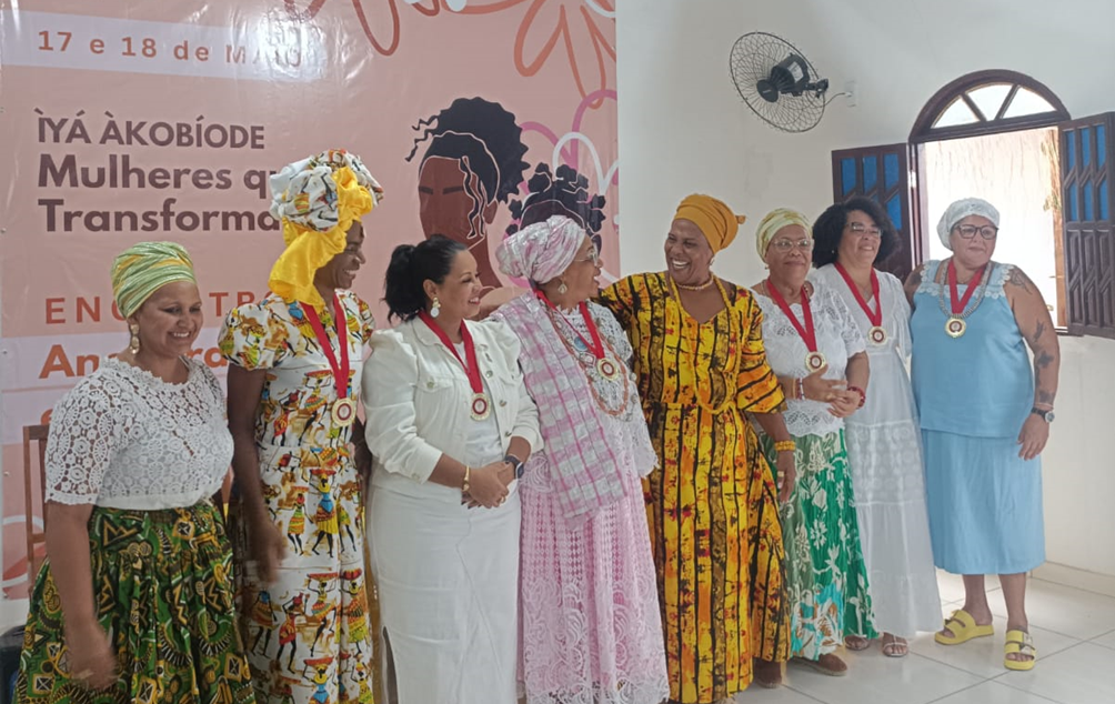 Mulheres recebem homenagem durante o encontro Iyá Akobióde – Mulheres que transformam. Foto: Thais Matos.